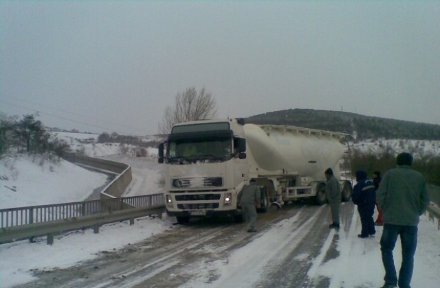 Тирове затрудняват пътя в района на село Мокрен