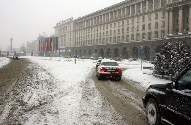 Улиците с масов градски транспорт в София  са обработени срещу заледяване