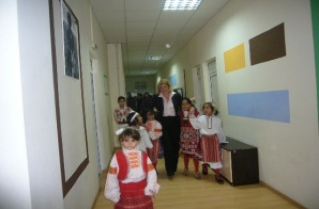 Министър Караджова зарадва децата от Дом „Т.Попова”