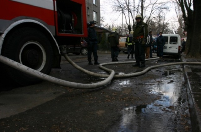 Горяха автомобил и каравана