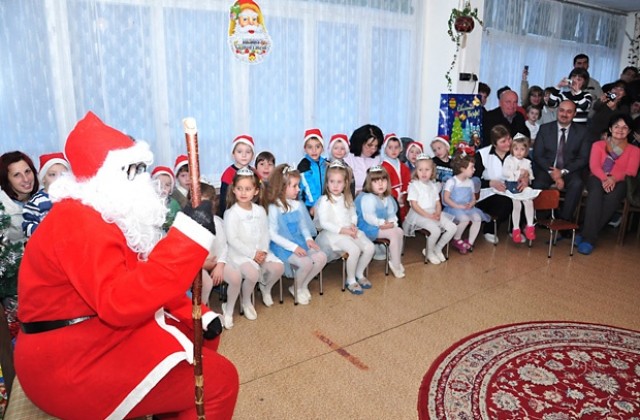 Децата пеят и танцуват