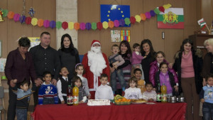 Децата от Мраморен с подаръци от МГЕРБ