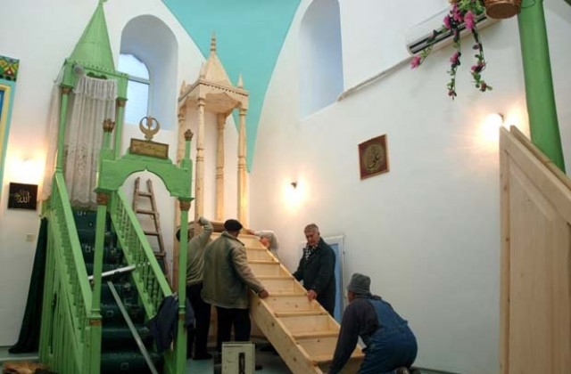 Ремонтират Малката джамия
