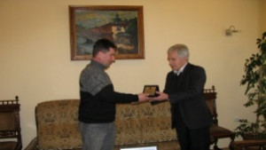 Треньорът Георги Йовчев с почетен плакет