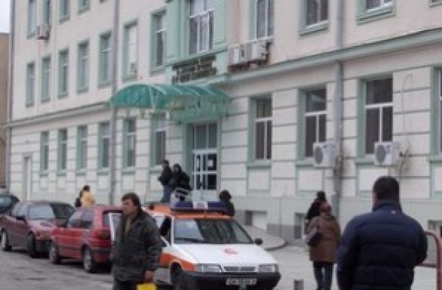 Възрастна жена в болницата, бута я кола
