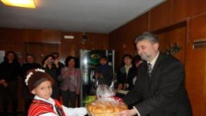 Коледари посетиха областна администрация