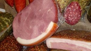 Крадци задигнаха 280 кг месни деликатеси предколедно