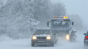 Снежни неволи по пътищата
