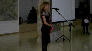 С книга в ръка на прием