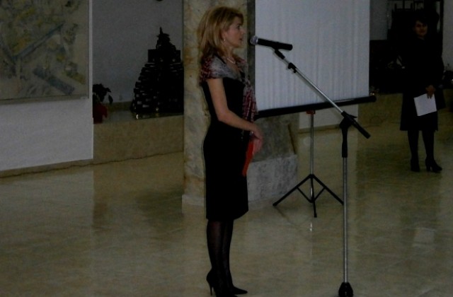 С книга в ръка на прием