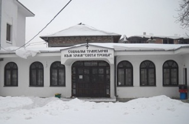 Дават коледна трапеза за деца сирачета