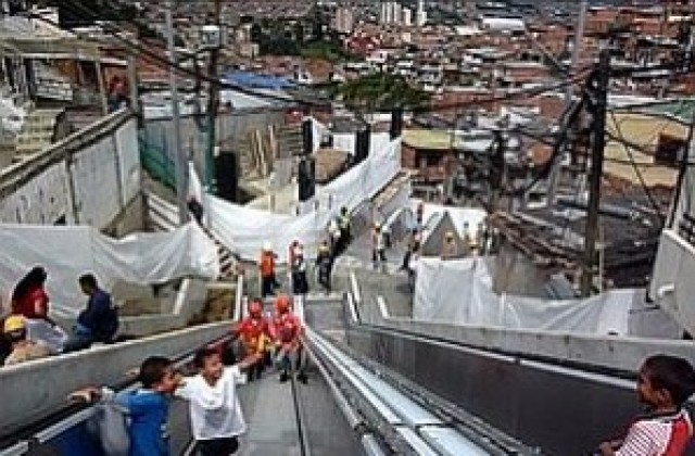 Колумбийски град се сдоби с гигантски ескалатор на открито