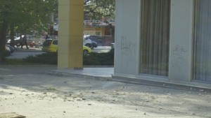 Млад мъж със счупен череп от паднала мазилка