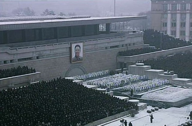 Стотици хиляди се простиха с Ким Чен-ир