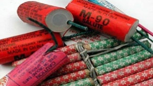 Иззеха 12 хиляди незаконни бомбички и пиратки