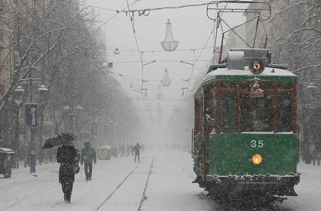 Улиците на София се обработват със смеси срещу заледяване