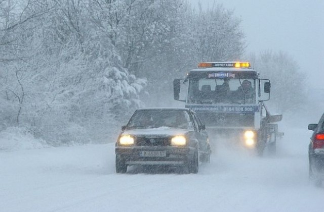Над 10 автомобила закъсаха в Асеновград, 60 см сняг има на места