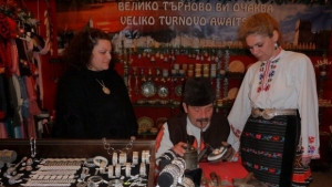 Майстори от Самоводската чаршия се завърнаха от коледно изложение в