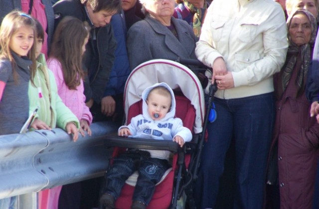 Две пазарджишки бебета се борят за Бебе на 2011 и Бебе на 2012