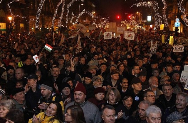 Десетки хиляди унгарци протестираха срещу новата конституция