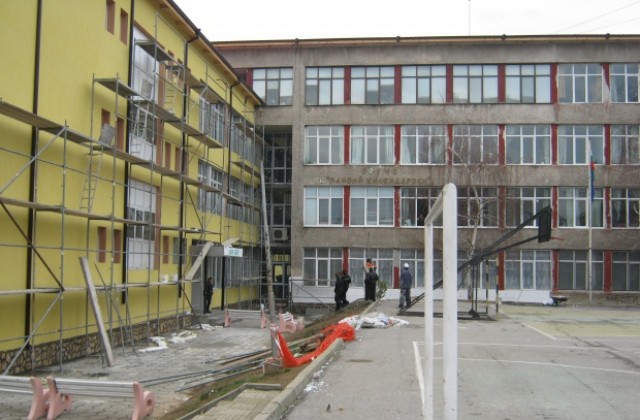 Учители и служители от бюджетната сфера получават заплати в Дупница