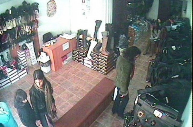 Издирват джебчийки по видеозапис за кражба от магазин