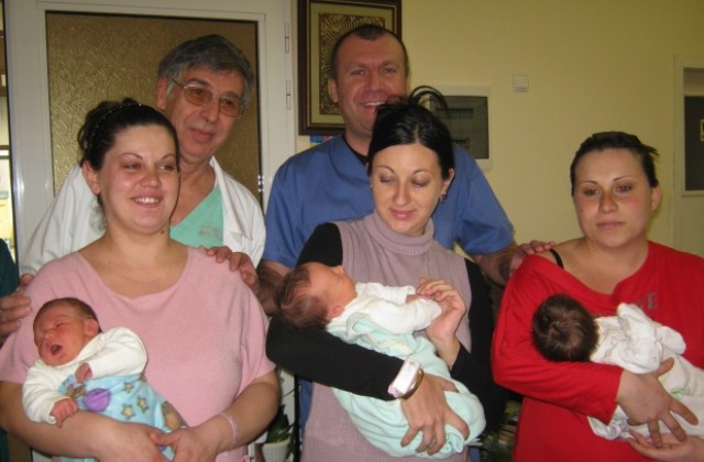 Три бебета с подаръци от кмета на Дупница
