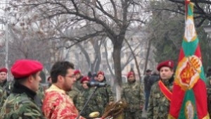 Благославят бойните знамена на площада пред Общината