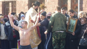 Хвърлят кръста в шадраваните до общината