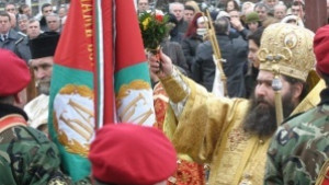 Освещават бойните знамена