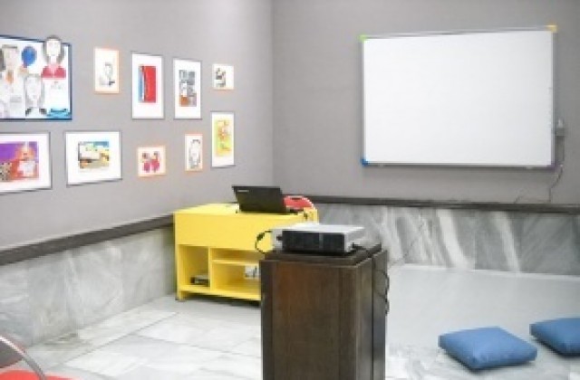 Сирачета ще рисуват в галерията с бои, подарени от кмета Николова