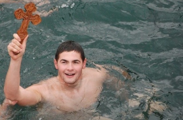 Студент по плуване спаси Светия кръст в Бургас
