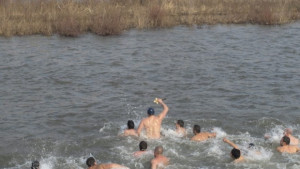 Именник извади кръста от ледените води на Марица в Пазарджик