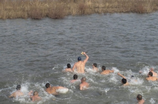Именник извади кръста от ледените води на Марица в Пазарджик
