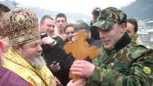 Именникът Йордан Николаев извади богоявленския кръст от река Янтра