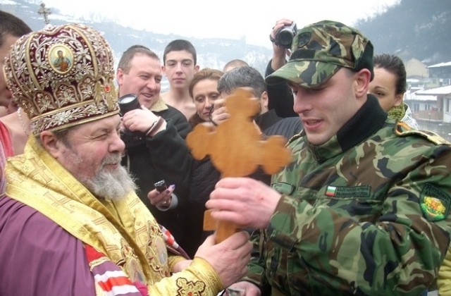 Именникът Йордан Николаев извади богоявленския кръст от река Янтра