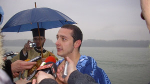 23годишен плувец извади кръста на Йордановден в Русе