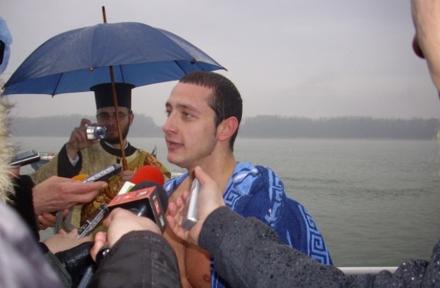 23-годишен плувец извади кръста на Йордановден в Русе