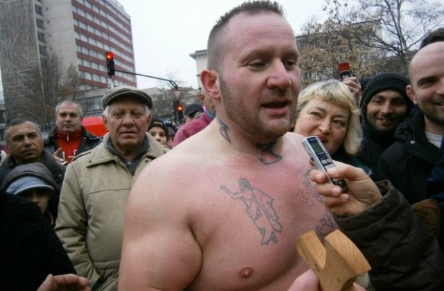 Божидар Боянов хвана Богоявленския кръст в Габрово