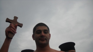 Студент извади Богоявленския кръст във Варна