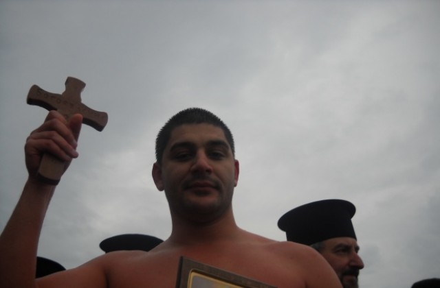 Студент извади Богоявленския кръст във Варна