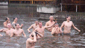 17годишен заралия се пребори със 17 смелчаци за Светия кръст