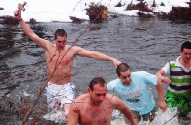 Даниел Атмаджов се пребори за кръста в Дряново