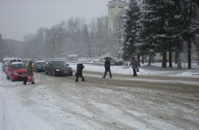 Пътищата мокри, заснежени, но проходими