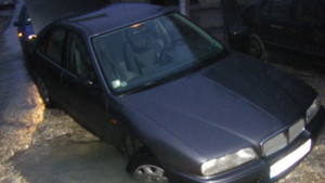 Дупка на ул Наум почти погълна кола