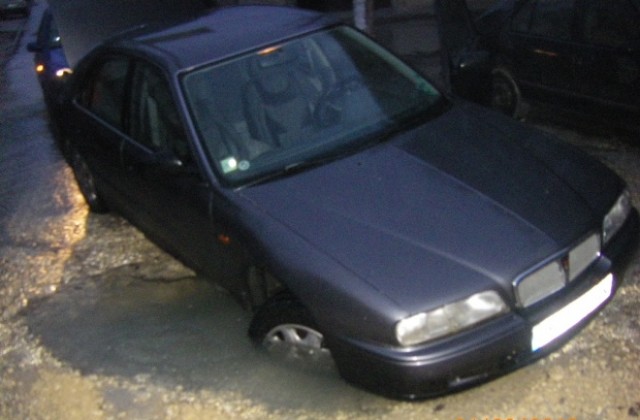 Дупка на ул. „Наум” почти погълна кола