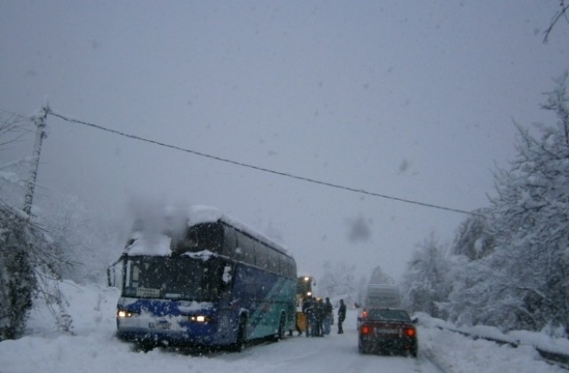 Работата по отстранявне на авариите по електропреносната мрежа в Габровско продължава