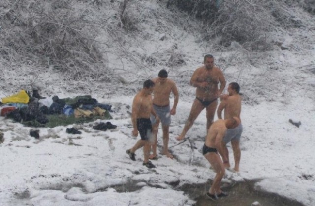 Младежите от ВМРО се хвърлиха за кръста в Згориград