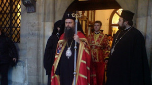 Десетки миряни сред които и деца посрещнаха мощите на витлеемските