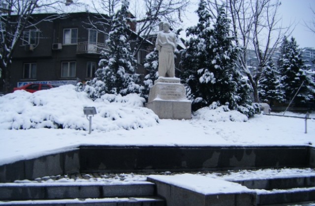 Остава облачно, със слаб сняг